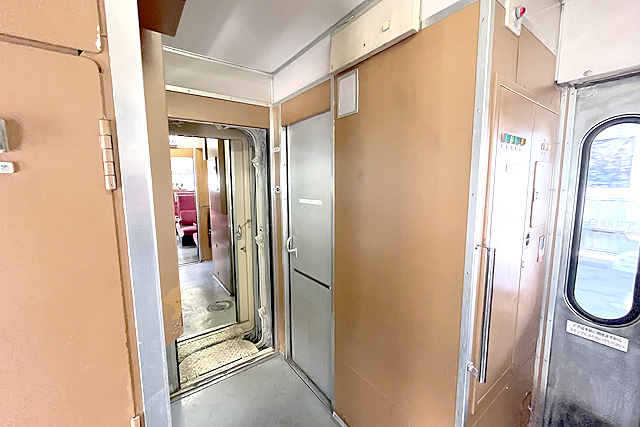 秩父鉄道12系デッキ、トイレ